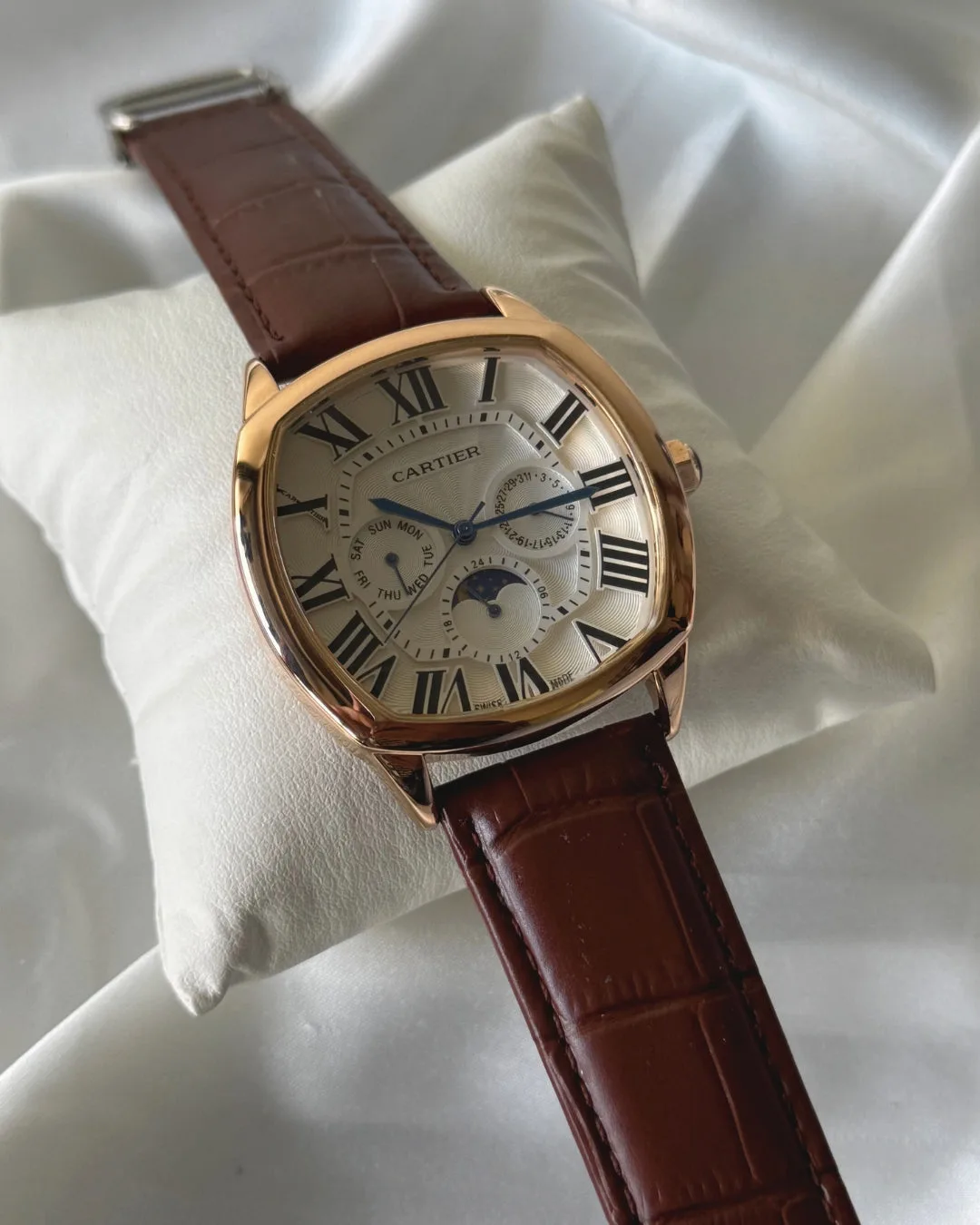 Cartier-Drive Moon (Chronograph Watch) Cartier-Drive Moon (Chronograph Watch) – White Dial / Brown Strap