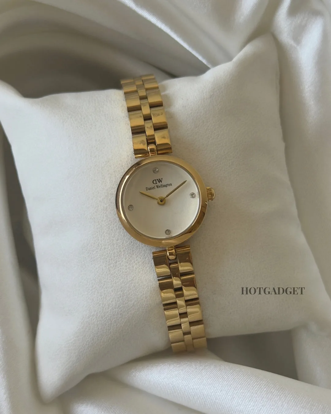 DW Elan (Analog Watch) DW Elan (Analog Watch) – White Dial / Gold Strap