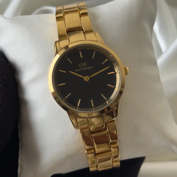 DW Iconic Link (Analog Watch) – Black Dial / Gold Strap