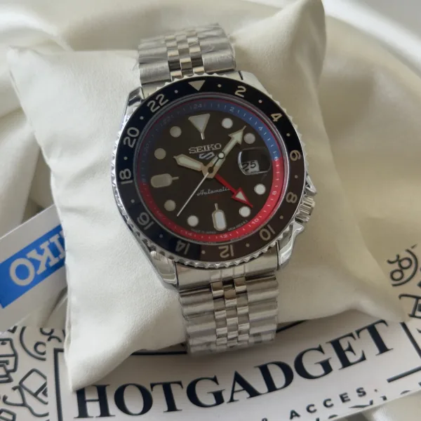 SKO-5 Sports (Analog Watch) – Black Dial / Silver Strap – Blue/Red Ring